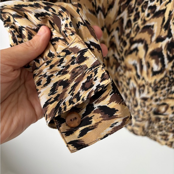 Vintage 100% Silk Leopard Print Blouse Animal Print Button Down Top S - Picture 10 of 11